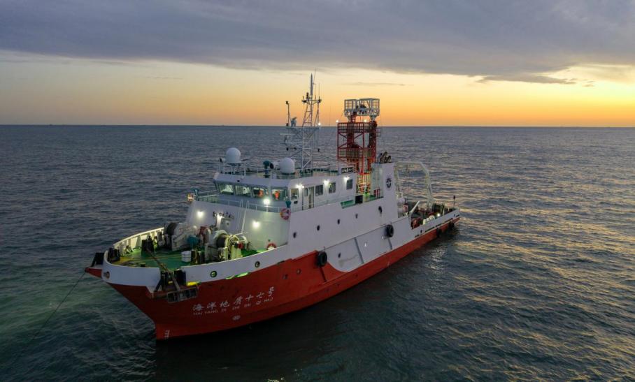 “海洋地质十七号”综合地质调查船在南黄海海域开展取样工作掠影